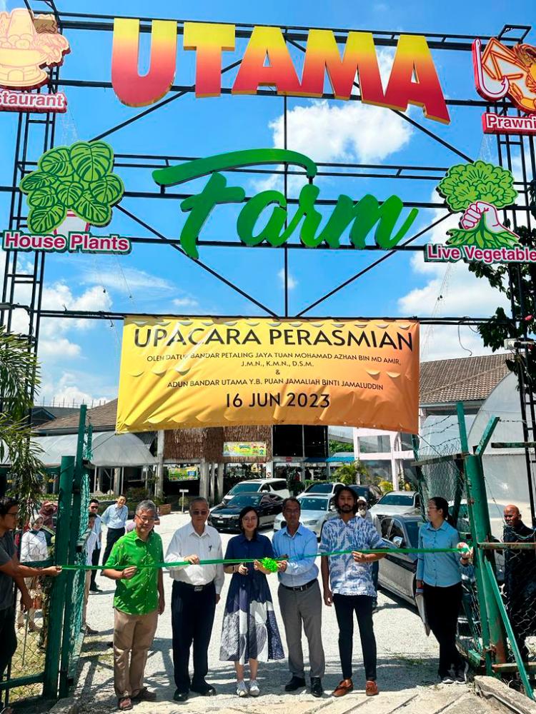 The opening of Utama Farm/From left: Tony Yong, Tan Sri Teo Chiang Kok, Jamalial Jamaluddin and Mohammad Azhan and Emil Jihad.