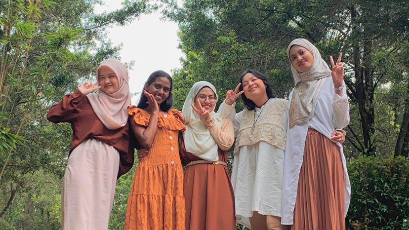 $!Sarah Izzati, positioned from the left, exudes confidence, firmly believing that their friendship will remain steadfast for many years to come.