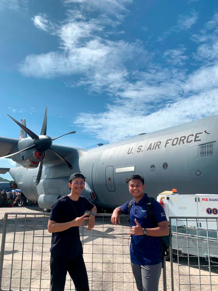 $!Iman Anugerah (right) and Hazique (left) share moments of joy and camaraderie during their delightful trip to Langkawi.