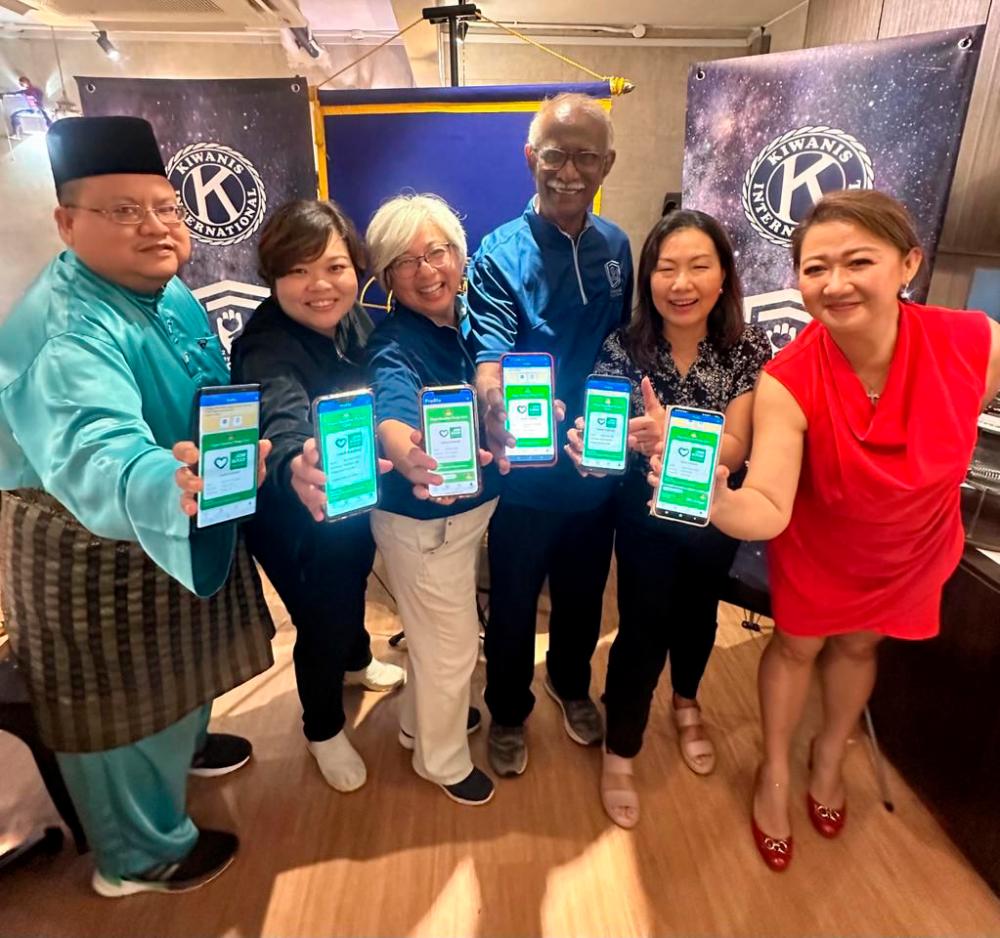 The Kiwanis Board of Directors showing off their pledge as Organ Donors. They are (from left) Ridzlan Ghazali, Apple Tan, Rosemary Tan, Jayasingh Rajiah, Maria Chee and Olivia Chin