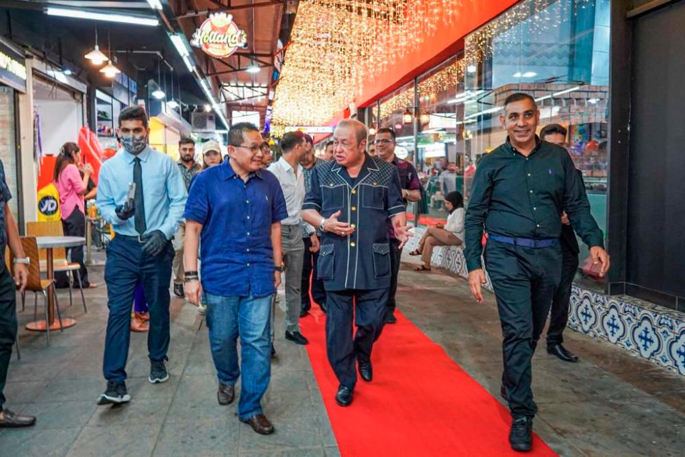 $!Al-Sultan’s Bukit Bintang branch’s opening was honoured by the presence of Selangor’s Tengku Laksamana alongside delegates from various Middle Eastern embassies.