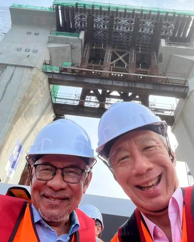 PM Anwar Ibrahim (left) and PM Lee Hsien Loong (right)