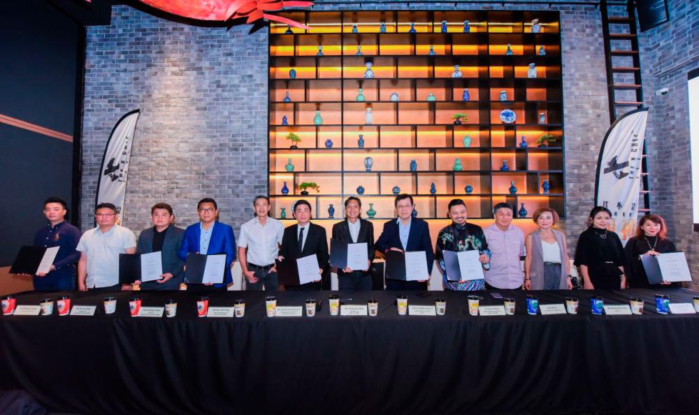 Hor (fourth from right), The X Chef patron Tan Sri Ong Tee Keat (sixth from right), The X Chef founder Wong Kok Wah (centre), director, chefs, judges and board members at the press conference of The X Chef.