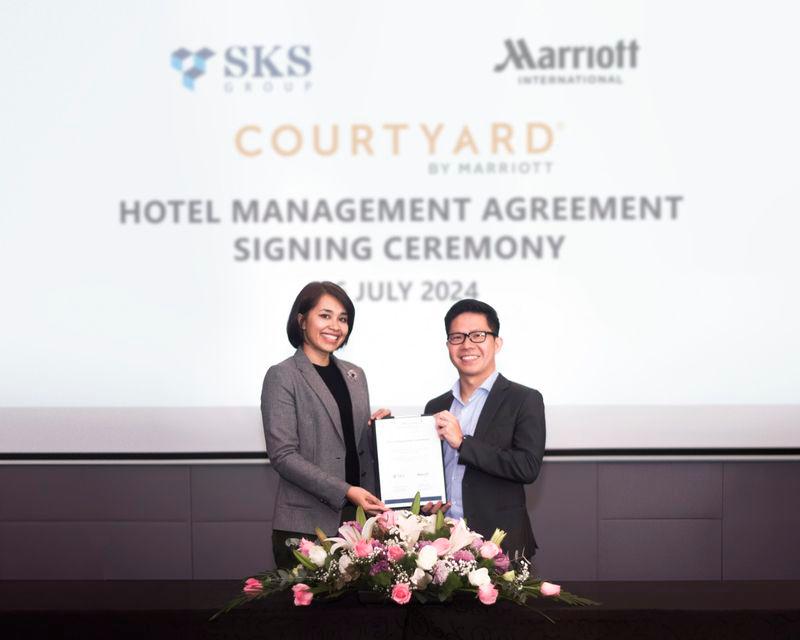 Andree Susilo, Senior Director Hotel Development, Asia Pacific excluding China (APEC), Marriott International, sharing a proud moment with Meera Raj, Head of Hospitality at SKS Group.