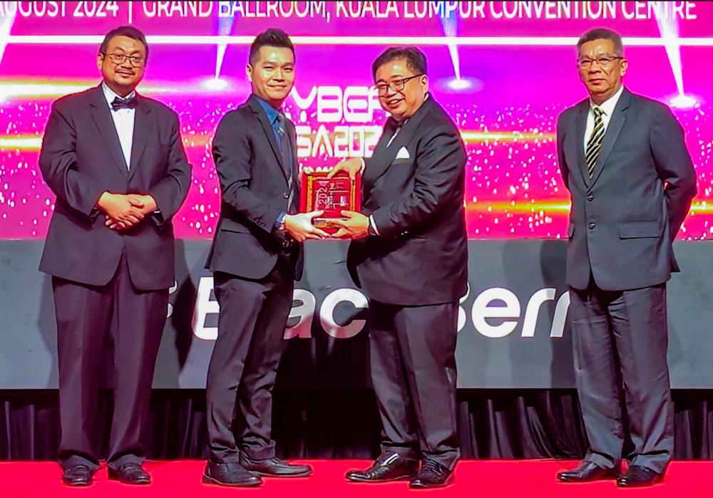 Applied Security Intelligence Sdn Bhd CEO Yong Meng Hong (centre left) receiving the award on behalf of the LGMS group.