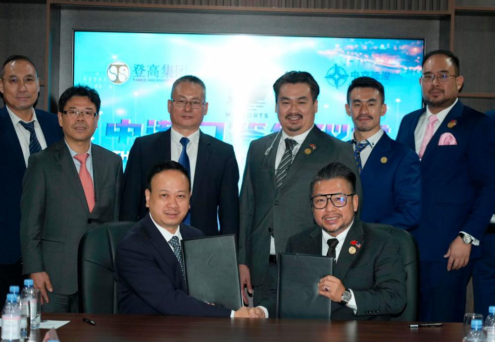 Posing after the signing of the MoA. (3rd from left): CCCC Dredging (Group) Co Ltd chairman Liu Yongman and Tanco Holdings Bhd group managing director Datuk Sri Andrew Tan Jun Suan (4th from right) with delegates from both companies.