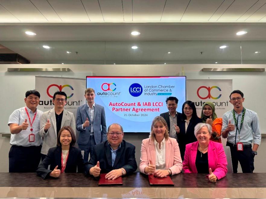 Signing the momentous deal. (seated, from left to right): Yan and Sarah Palmer signed the deal with representatives from both companies.