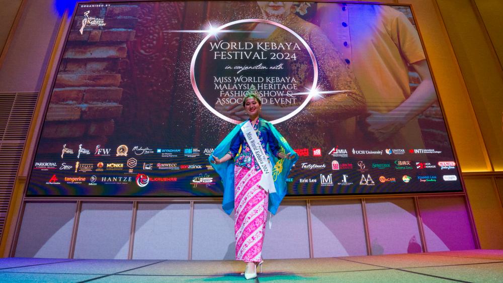 $!Kassymova of Kazakhstan, the second-place winner, mesmerises in a unique dark blue top paired with a pink bottom wear, a bold yet harmonious kebaya ensemble.