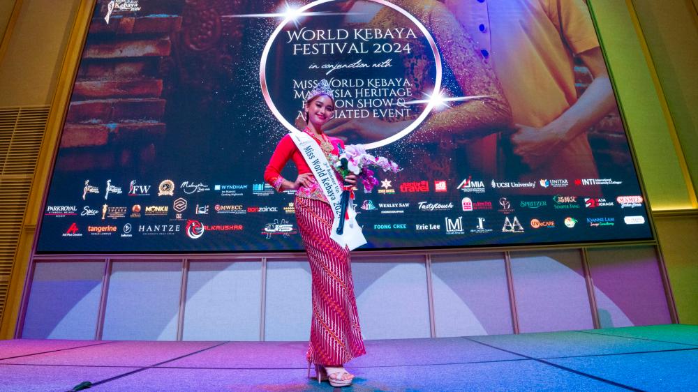 $!Malaysia’s Siti Nur dazzles in a bold hot pink Kebaya adorned with gold jewellery, complementing her radiant achievement as a top-four finalist in the Miss World Kebaya competition.