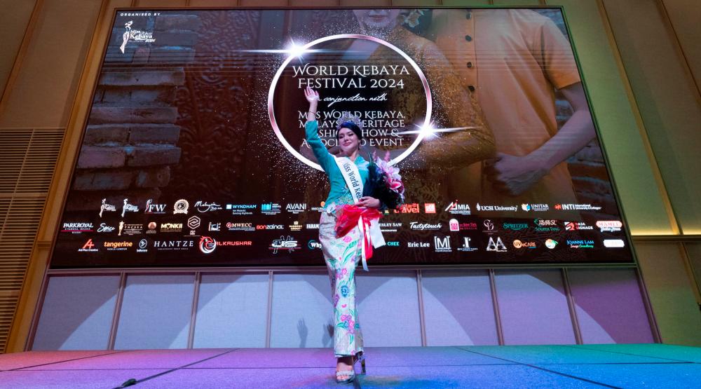 $!Yao from China, crowned Miss World Kebaya and Miss Body Beautiful, stuns in a delicate light blue Kebaya with intricate lace detailing and shimmering embellishments, embodying timeless grace and cultural sophistication.