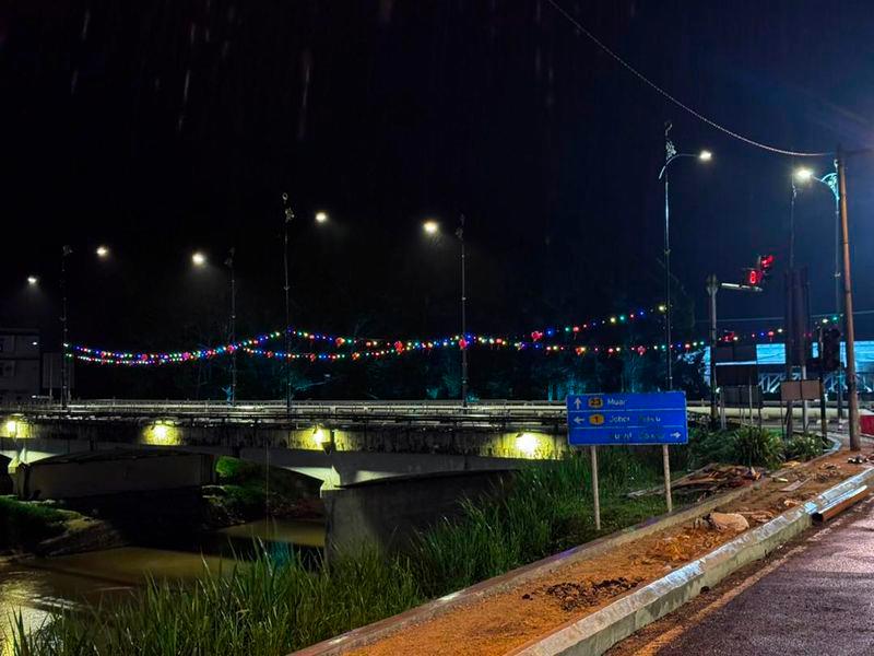 $!Parts of Segamat town following the council’s lantern decorations. - Pix courtesy of Jementah assemblywoman’s office