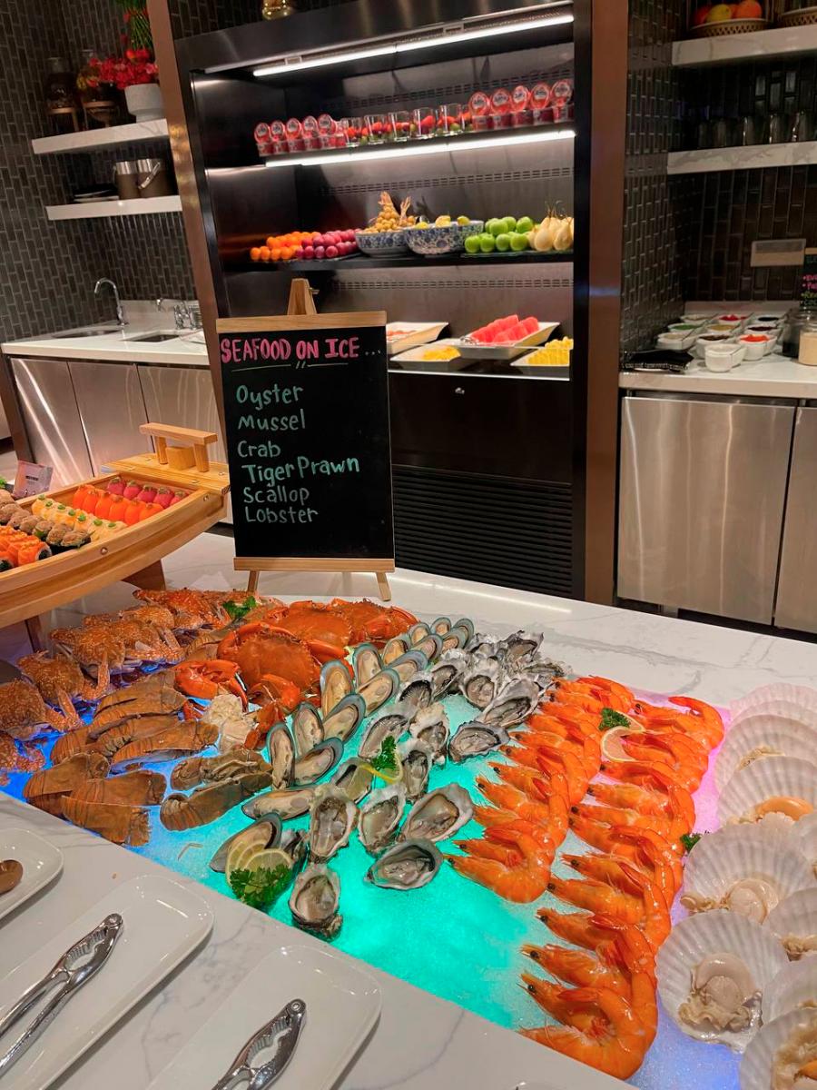 Imperial Lexis Kuala Lumpur’s vibrant bed of crushed ice keeps oysters, mussels, tiger prawns and scallops are chilled and ready to impress. $!Imperial Lexis Kuala Lumpur’s vibrant bed of crushed ice keeps oysters, mussels, tiger prawns and scallops are chilled and ready to impress.