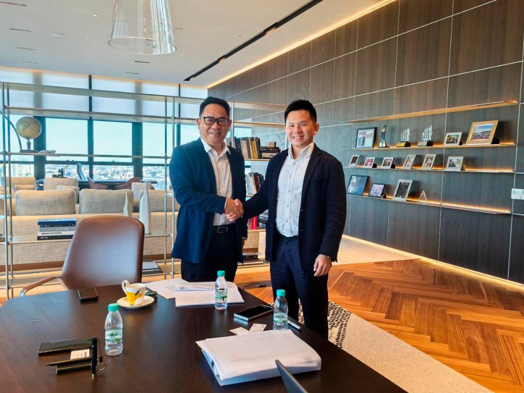 Jiangsu Teeyer Intelligent Equipment Co Ltd CEO David Chen (left) and Chin Hin group managing director Chiau Haw Choon (right) posing after the signing of MoU.