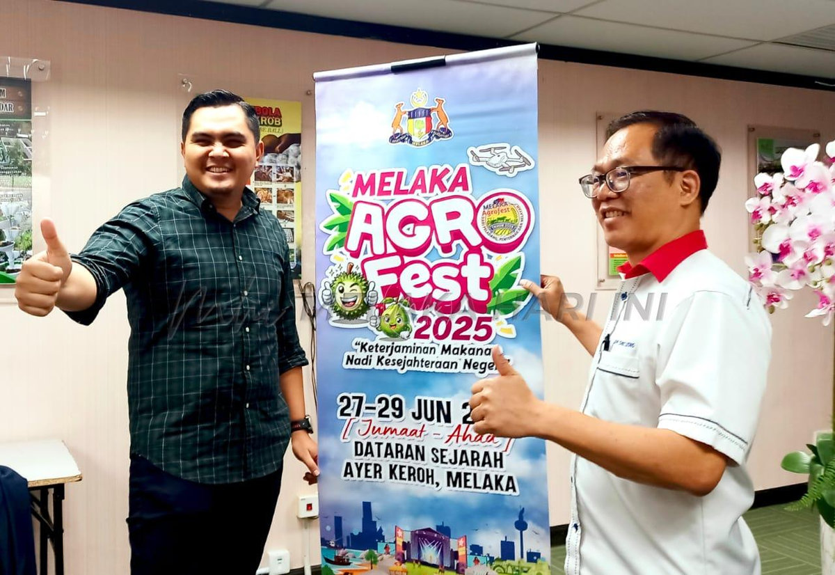 Dr Muhamad Akmal dan Chee Leong menunjukkan ‘bunting’ Melaka Agrofest 2025 yang akan diadakan di Dataran Sejarah, Ayer Keroh. - (Kredit -Melaka Hari Ini portal)