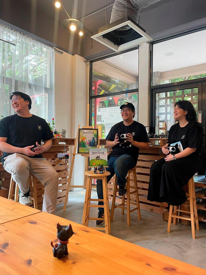 (From left) The book launch host, Liew and Wong. $!(From left) The book launch host, Liew and Wong.
