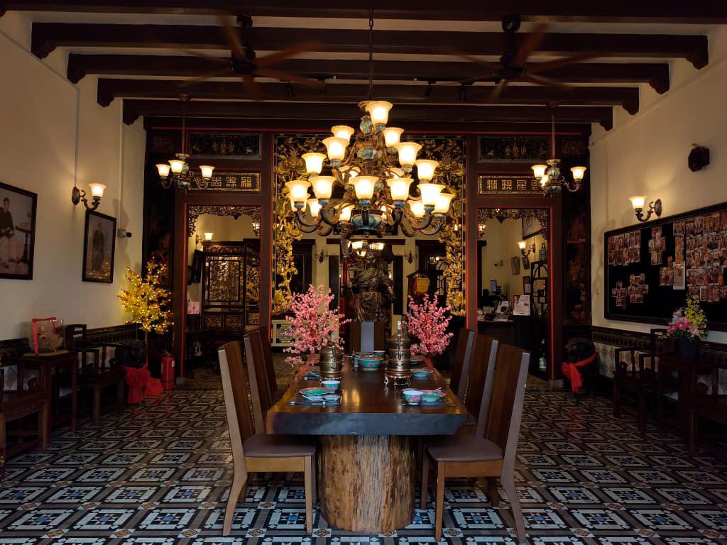 The dining room’s centrepiece, a long wooden table under a chandelier, invites diners at Peranakan Place to savour their meal slowly. $!The dining room’s centrepiece, a long wooden table under a chandelier, invites diners at Peranakan Place to savour their meal slowly.