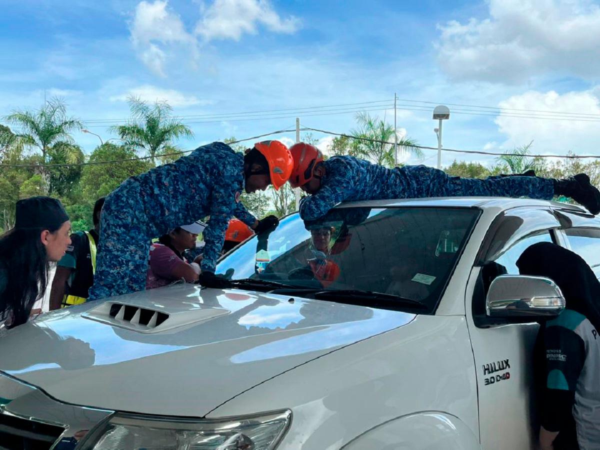 APM personnel in the midst of rescuing the trapped toddler. - Pic courtesy of Sandakan APM
