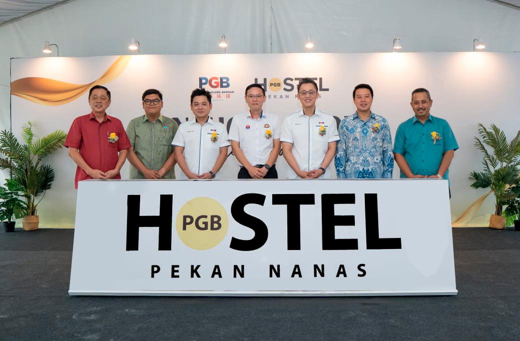 Posing after the hostel launch. (From left): State assemblyman for Pekan Nanas