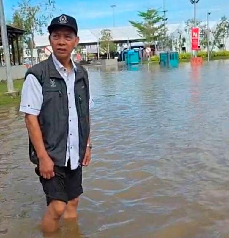 $!Sarawak Deputy Minister for Local Government and Housing Datuk Dr Pengguang Manggil checking out floodhit Marudi district today while tonnes of foodaid are being as thousands of rural folks are stranded without food supplies. Pics by Pengguang Manggil office