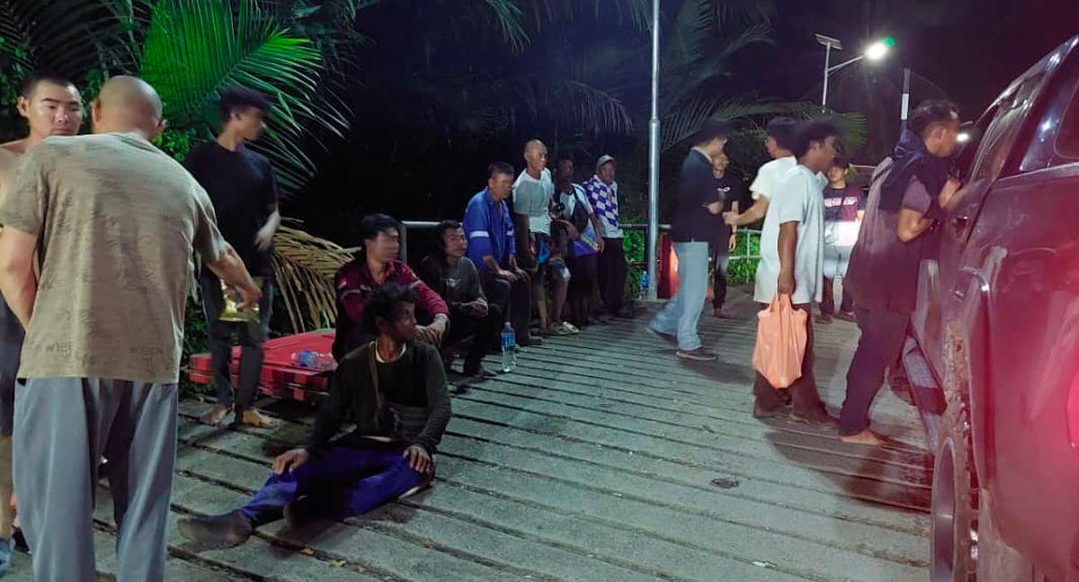 $!Six workers rescued and four missing in ferry crossing boat capsize in Sungai Krian in Saratok district in southern Sarawak. Pics by Sarawak Fire and Rescue Department