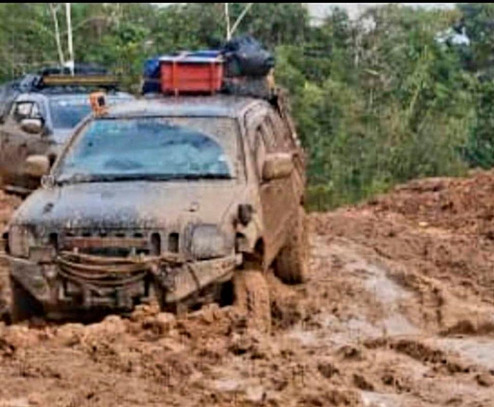 Horrendous rural roads in Sarawak still seen today in remote districts like Belaga, Kapit and Baram. Pic by social rights activist Michael Jok $!Horrendous rural roads in Sarawak still seen today in remote districts like Belaga, Kapit and Baram. Pic by social rights activist Michael Jok