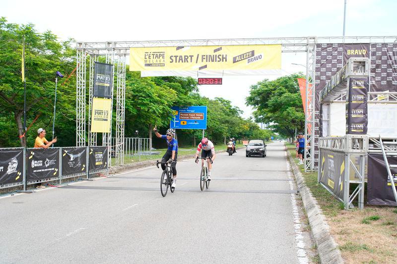 $!A neck-to-neck finish between L’Etape Melaka Specialised 140km Elite Men’s champion Mohd Hafidz b Abd Hamid and defending champion Matthew Brittain.