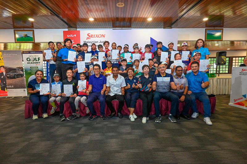 Winners of the first leg of the 2023 SRIXON Malaysian Junior Development Tour together with the sponsors at Templer Park Country Club.