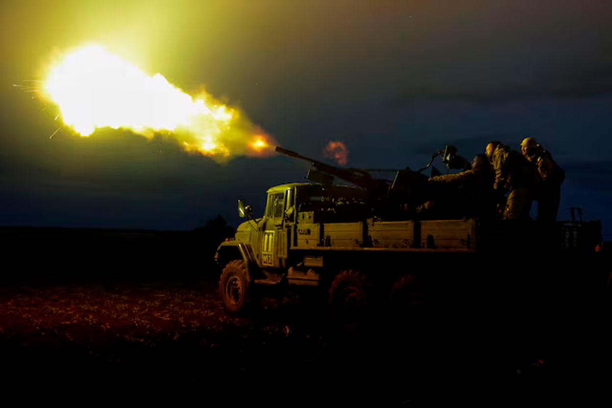 Servicemen from the mobile air defence unit of the 115th Separate Mechanized Brigade of the Ukrainian Armed Forces fire a ZU-23-2 anti-aircraft cannon towards a Russian drone during an overnight shift, amid Russia’s attack on Ukraine, in Kharkiv Region, Ukraine June 2, 2025. REUTERS/Sofiia Gatilova/File Photo