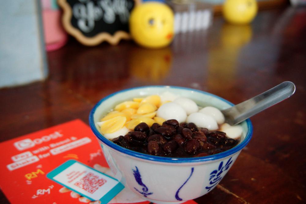 Woong Kee taufufah with gingko, glutinous rice balls and red beans.