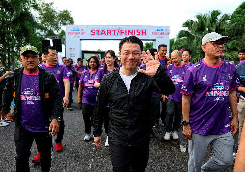 Nga Kor Ming (tengah)–fotoBernama