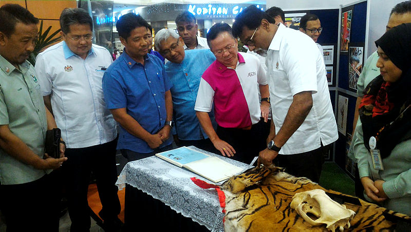 Water, Land and Natural Resources Minister Dr A. Xavier Jayakumar (2nd R) and Aeon executive director Poh Ying Loo (3rd R) during the Save Malayan Tiger Campaign, on July 6, 2019. — Bernama