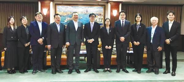 $!The Sidec team with the mayor of Kaohsiung City, Chen Chi-mai (sixth from left).