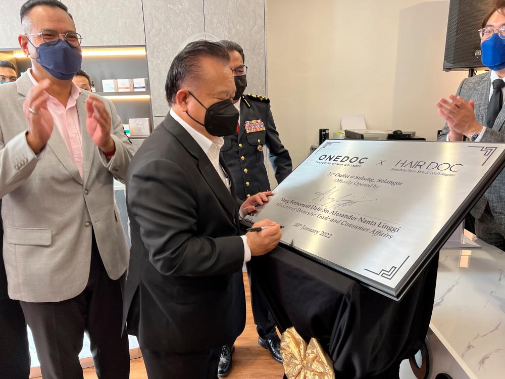 Dato’ Sri Alexander Nanta Linggi officiating the launch of One Doc and Hair Doc’s 21st outlet. $!Dato’ Sri Alexander Nanta Linggi officiating the launch of One Doc and Hair Doc’s 21st outlet.