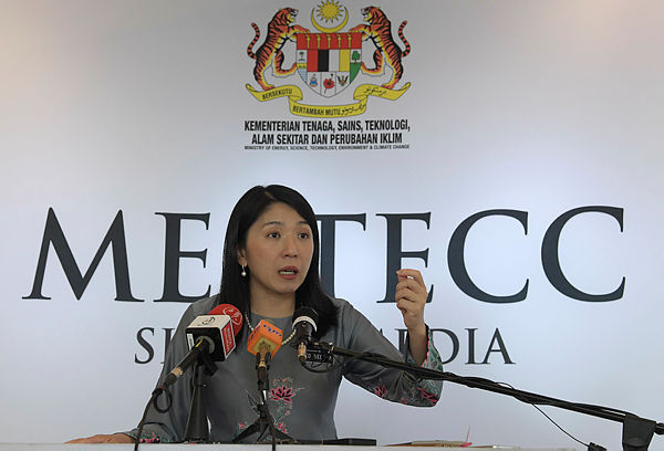 MESTECC Minister Yeo Bee Yin speaks in a press conference on the latest development on the RM40 electricity bill rebate programme, in Putrajaya on Jan 29, 2019. — Bernama