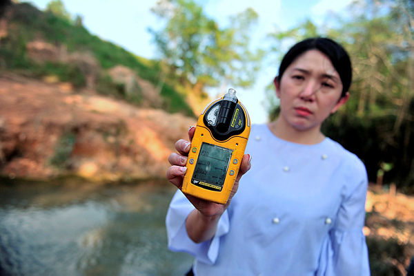 Minister of Energy, Science, Technology, Environment and Climate change Yee Bee Yin showing the pollution readings of Sungai Kim Kim — Bernama