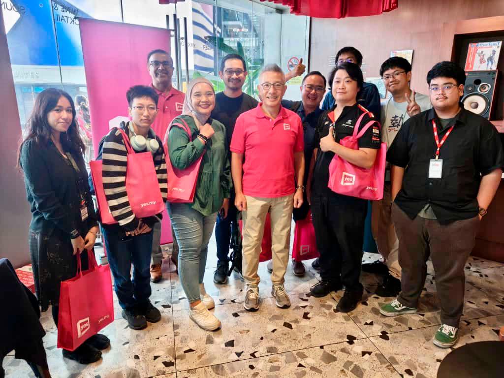 Lee (centre) with media personnel at the conclusion of the 5G Advanced real-world trial.