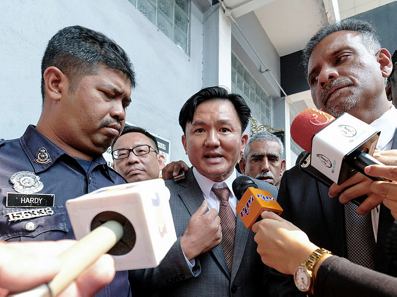 Perak executive councillor Paul Yong Choo Kiong speaks to reporters at the Ipoh sessions court, on Aug 23, 2019. — Bernama