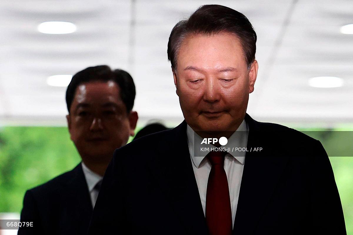 South Korea's former impeached president Yoon Suk Yeol (R) arrives at a court to attend a hearing to review his arrest warrant requested by special prosecutors in Seoul on July 9, 2025. South Korean prosecutors requested a new arrest warrant on July 6 to detain former president Yoon Suk Yeol, after questioning him twice, including a session that lasted over nine hours. - KIM HONG-JI / POOL / AFP