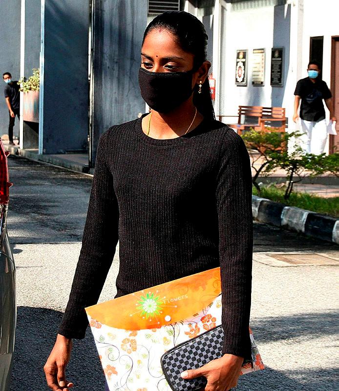 Pavithra submits official letter to drop case against husband