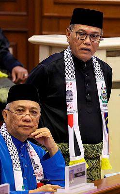 Datuk Seri Wan Rosdy Wan Ismail (standing)–Bernamapix