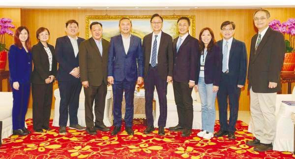The Sidec team with Taoyuan City mayor Chang San-cheng (sixth from left).