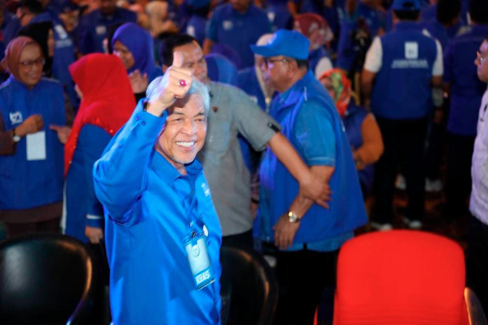 Zahid: Free laptop computers to M40 students, teachers if BN wins