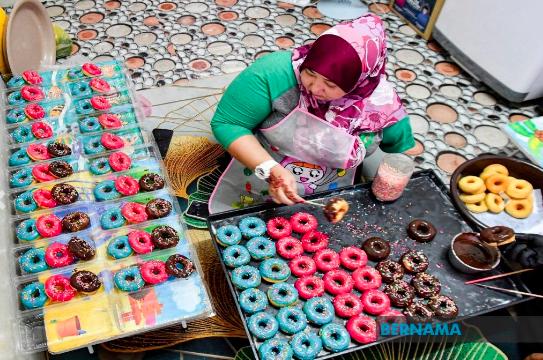 Zaitun Ibrahim preparing her homemade doughnuts at her home at Kinta Heights in Ipoh - BERNAMAPIX