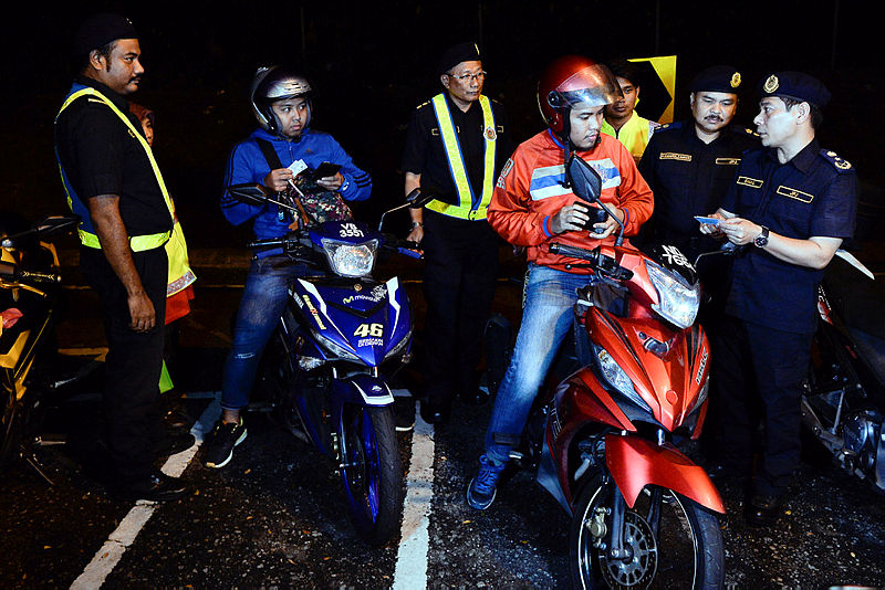 JPJ Kuala Lumpur director, Datuk Ismail Mohd Zawawi (R) speaks with motorcylists who were stopped during a special operation last night.