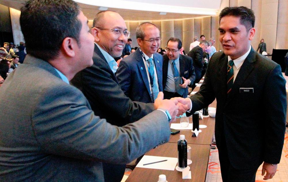 Radzi meeting some of the participants of the Malaysian Gas Symposium 2019 today. – ZULKIFLI ERSAL/THE SUN