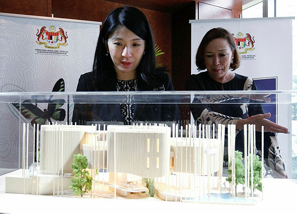 Energy, Science, Technology, Environment and Climate Change Minister Yeo Bee Yin looks at a display of a replica of the Malaysia Pavilion Expo, which will be held in Dubai next year. — Sunpix by Zulkifli Ersal