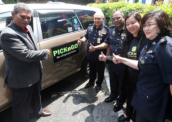 Selangor deputy police chief Datuk Ab Rashid Ab Wahab (2nd from L) at the signing of a collaborative agreement between the police &amp; taxi-hailing provider PICKnGO at Selangor Police headquarters in Shah Alam. — Sunpix by Zulkifly Ersal