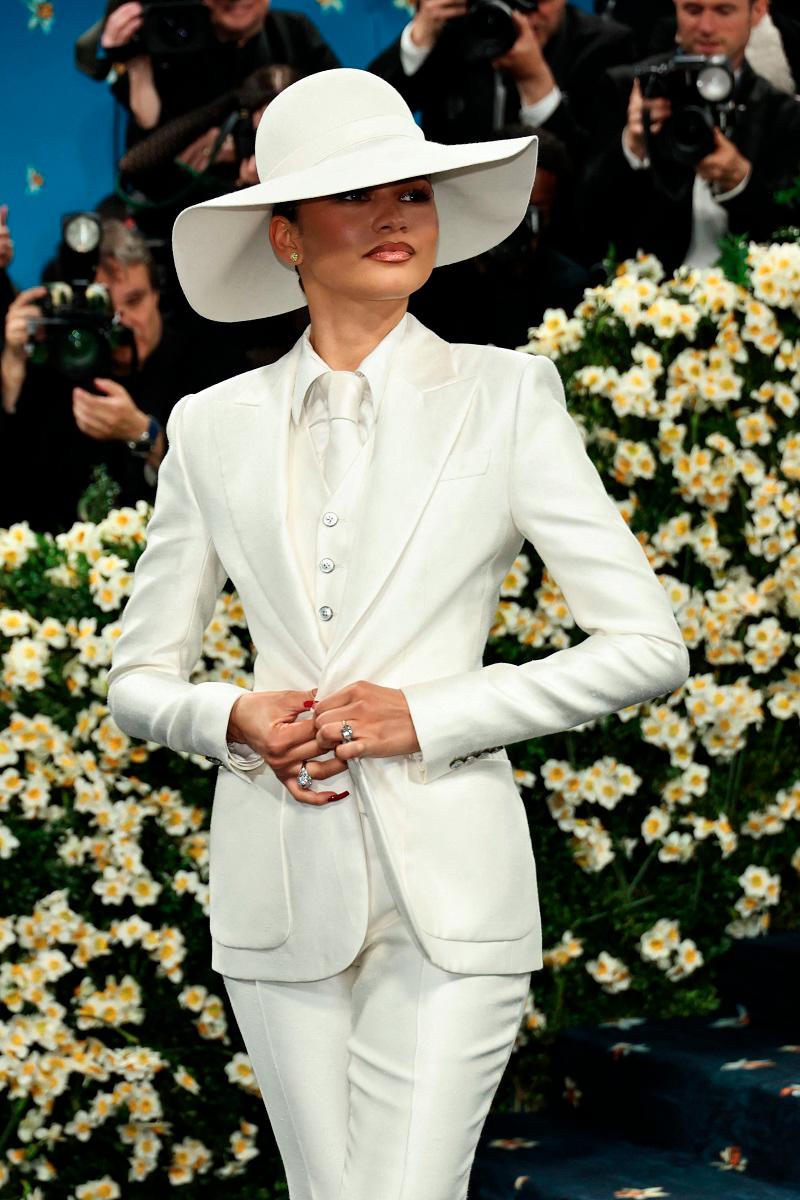 Zendaya pays homage to zoot suits in an all-white custom Louis Vuitton designed by Williams, styled by celebrity stylist Law Roach. $!Zendaya pays homage to zoot suits in an all-white custom Louis Vuitton designed by Williams, styled by celebrity stylist Law Roach.