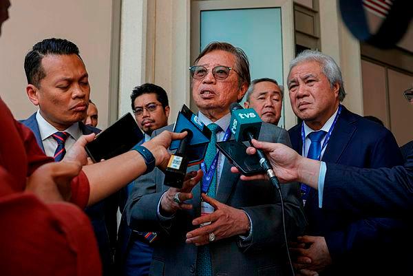 Sarawak Premier Tan Sri Abang Johari Tun Openg (tengah)–fotoBernama