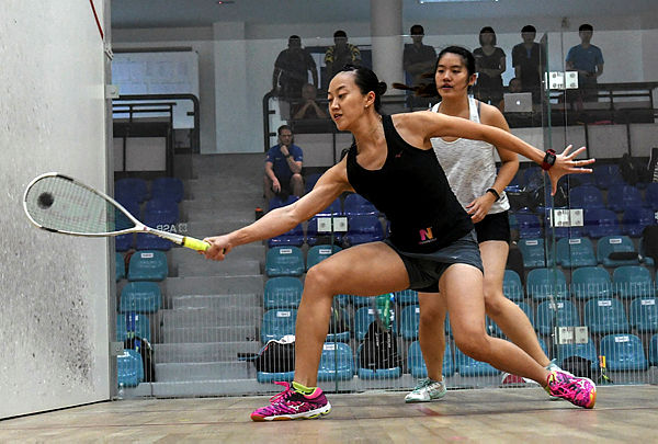 Zoe Foo (right) in a match against Low Wee Wern.